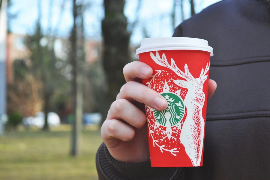 星巴克沒(méi)有一句文案的廣告，卻是吸引人的宣傳